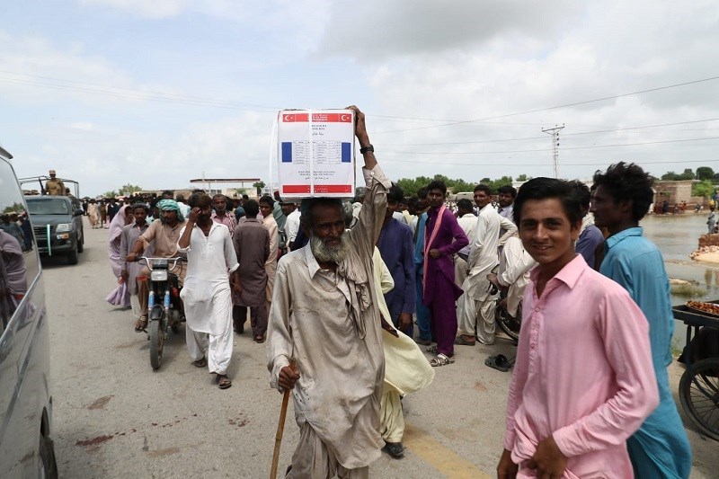 Pakistan da İhtiyaç Sahiplerine Yardımlar Dağıtılıyor 03
