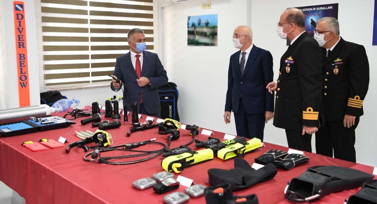 Vali Yazıcı Ve İçişleri Bkn. Yard. Erdil Sahil Güvenlik Komutanlığı İnceleme 04