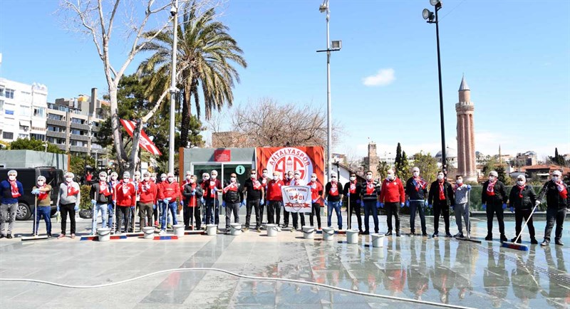 Vali Karaloğlu Meydan Temizliği Yapan Taraftarı Tebrik Etti 01