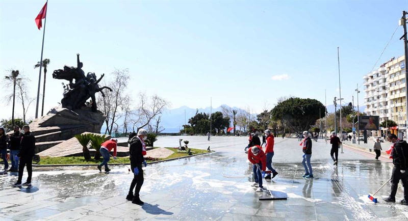 Vali Karaloğlu Meydan Temizliği Yapan Taraftarı Tebrik Etti 03