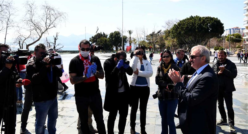 Vali Karaloğlu Meydan Temizliği Yapan Taraftarı Tebrik Etti 04