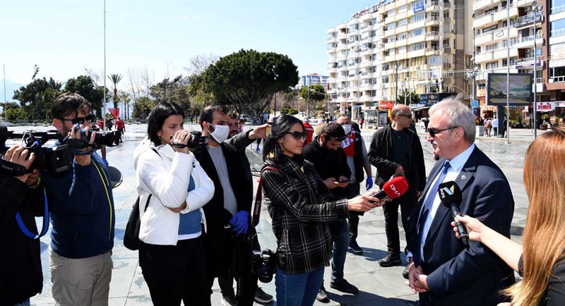Vali Karaloğlu Meydan Temizliği Yapan Taraftarı Tebrik Etti 05