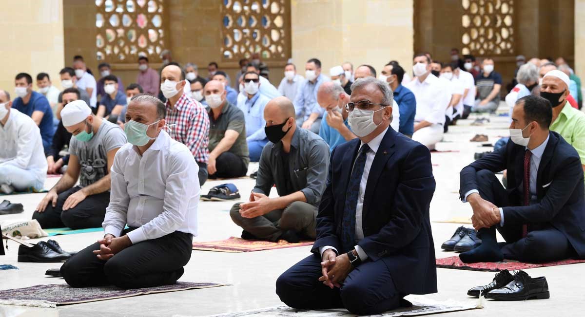 15 Bin Kişilik Camide 750 Kişilik İlk Cuma Namazı 02