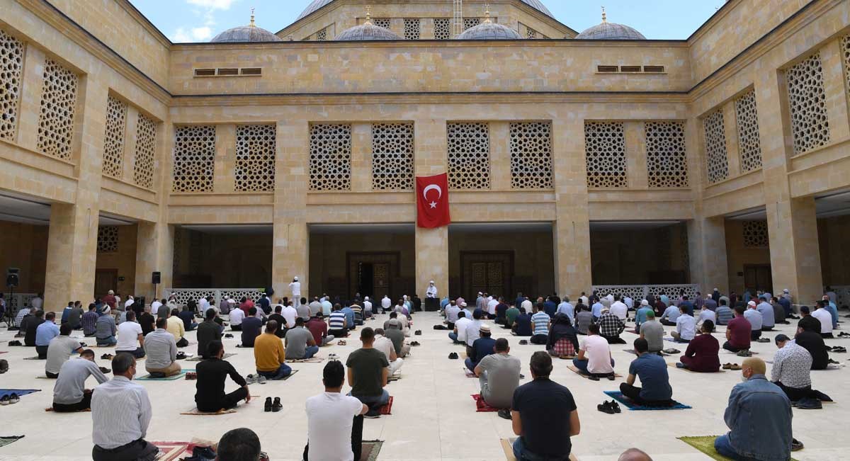 15 Bin Kişilik Camide 750 Kişilik İlk Cuma Namazı 03