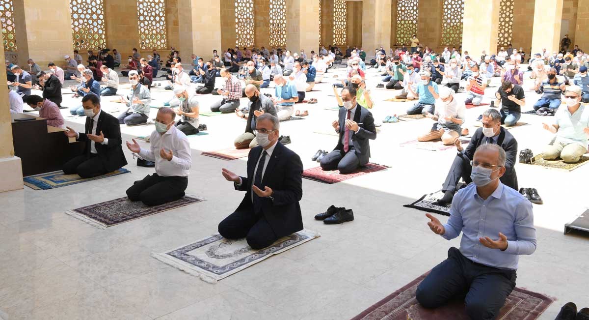 15 Bin Kişilik Camide 750 Kişilik İlk Cuma Namazı 05