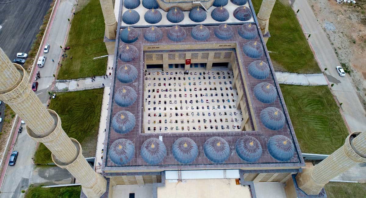 15 Bin Kişilik Camide 750 Kişilik İlk Cuma Namazı 06