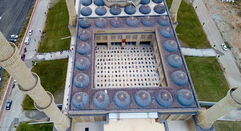 15 Bin Kişilik Camide 750 Kişilik İlk Cuma Namazı 06