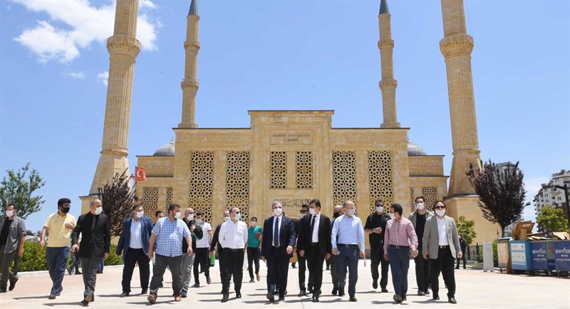 15 Bin Kişilik Camide 750 Kişilik İlk Cuma Namazı 07