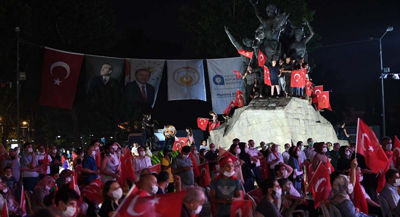 Antalyalılar 15 Temmuz Ruhuyla Al Bayraklara Sarıldı 06