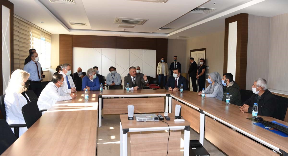 Vali Yazici Pitbull Saldirisinda Yaralanan Asiyenin Ailesini Ziyaret Etti 01