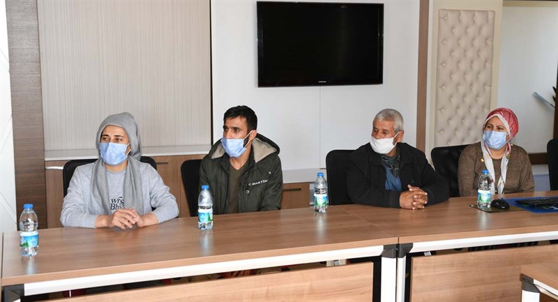 Vali Yazici Pitbull Saldirisinda Yaralanan Asiyenin Ailesini Ziyaret Etti 05