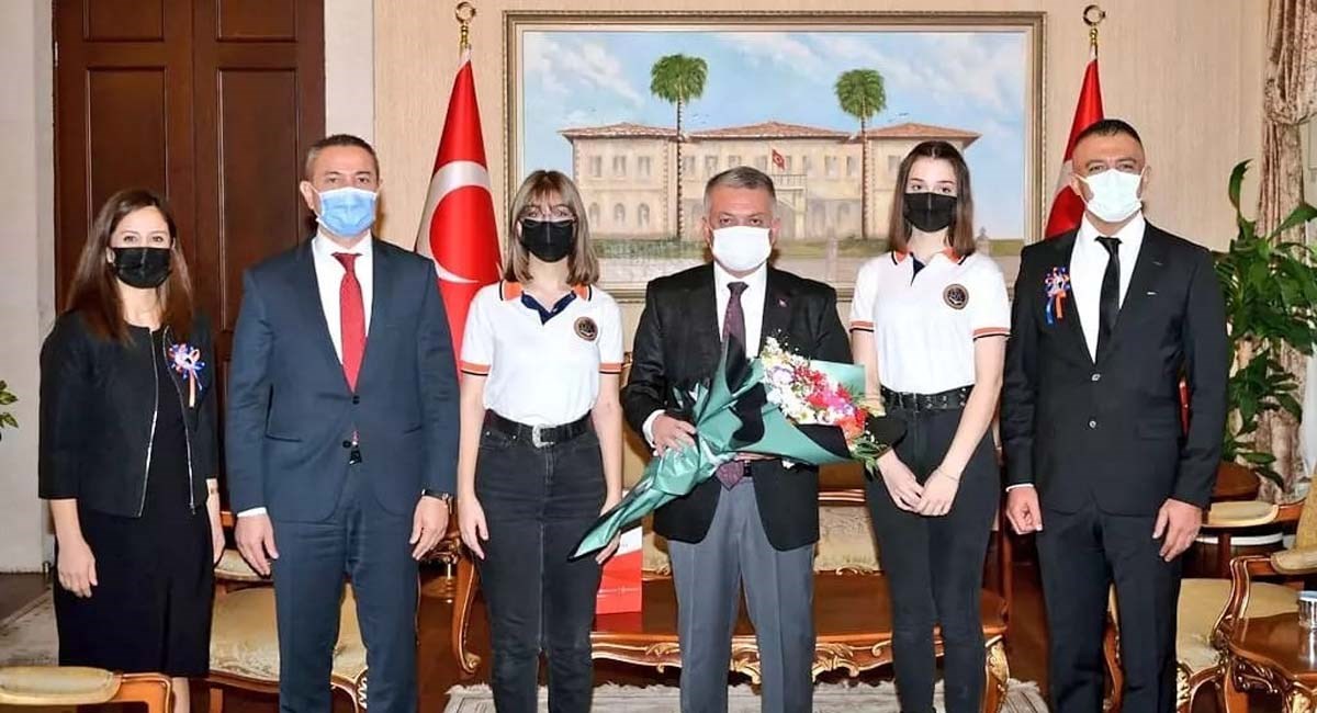 Yaktıkları Meşaleyle Karanlığımızı Aydınlatan Öğretmenlerimizdir 01