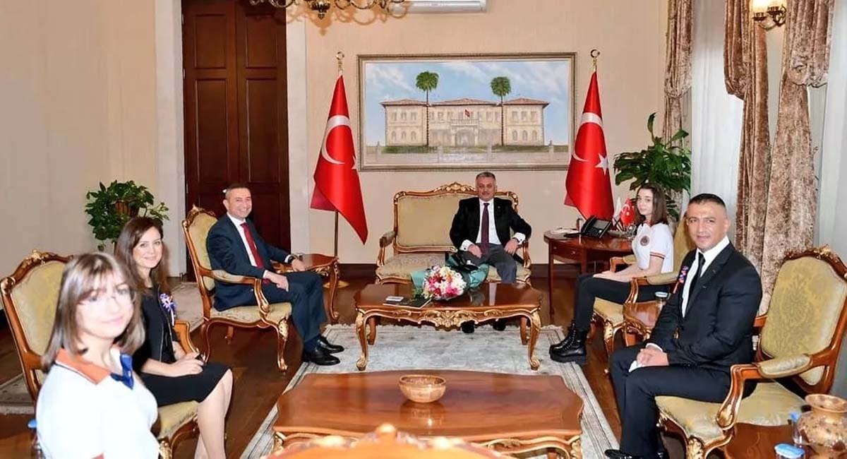 Yaktıkları Meşaleyle Karanlığımızı Aydınlatan Öğretmenlerimizdir 02