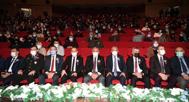 Yaktıkları Meşaleyle Karanlığımızı Aydınlatan Öğretmenlerimizdir 03