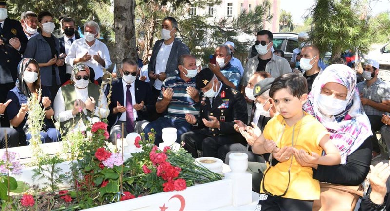 15 Temmuz Şehitleri Mezarları Başında Anıldı 06