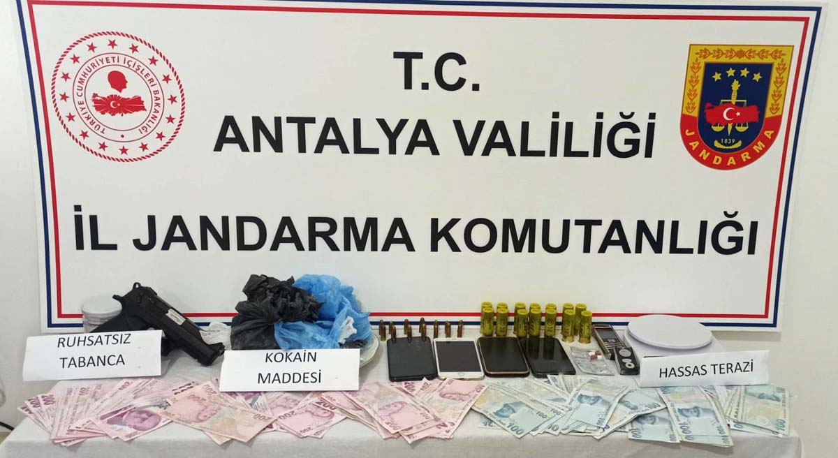 Uyuşturucuyla Mücadele Kapsamında 3 Ayrı Adrese Operasyon Düzenlendi 01