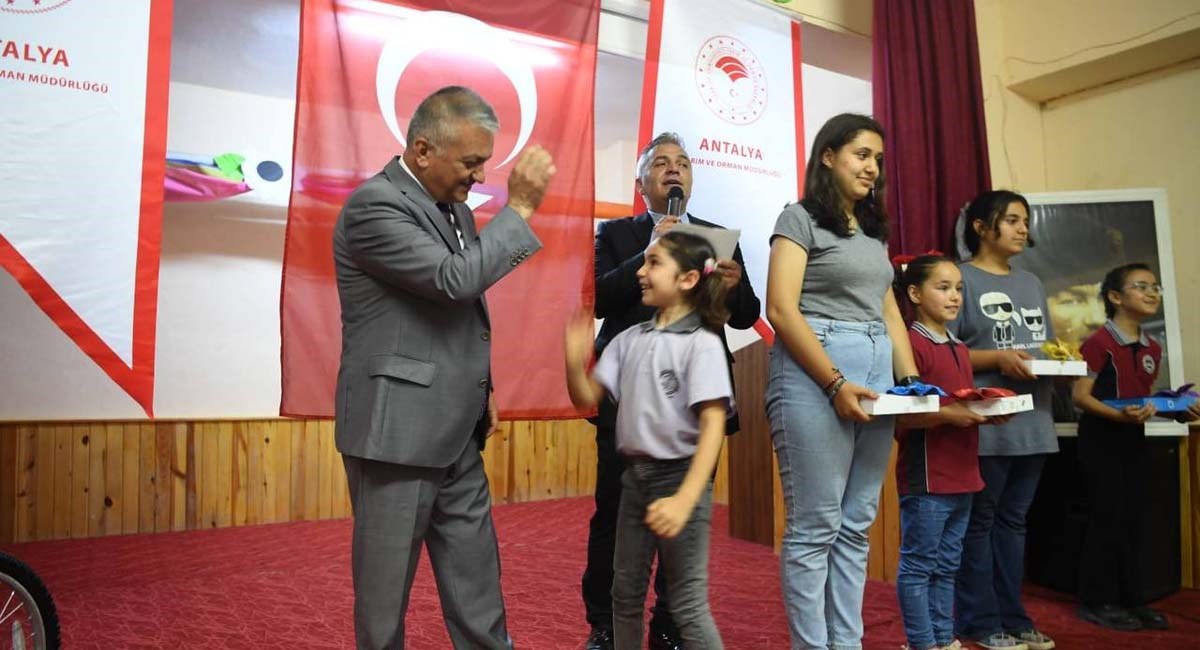 Vali Yazıcı Dünya Süt Gününü Öğrencilerle Kutladı 03