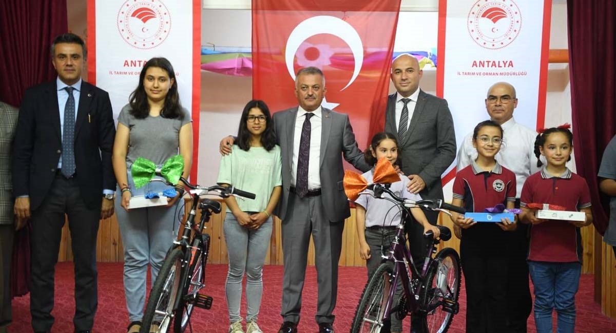 Vali Yazıcı Dünya Süt Gününü Öğrencilerle Kutladı 04