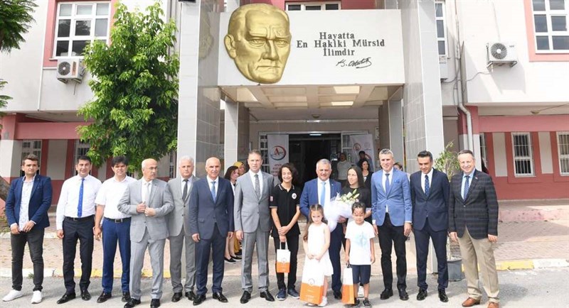 Vali Yazıcı Öğrencilere Gençlerle Başbaşa Kitabını Hediye Etti 01
