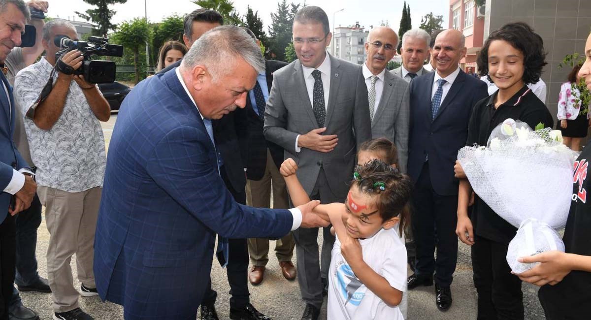 Vali Yazıcı Öğrencilere Gençlerle Başbaşa Kitabını Hediye Etti 02