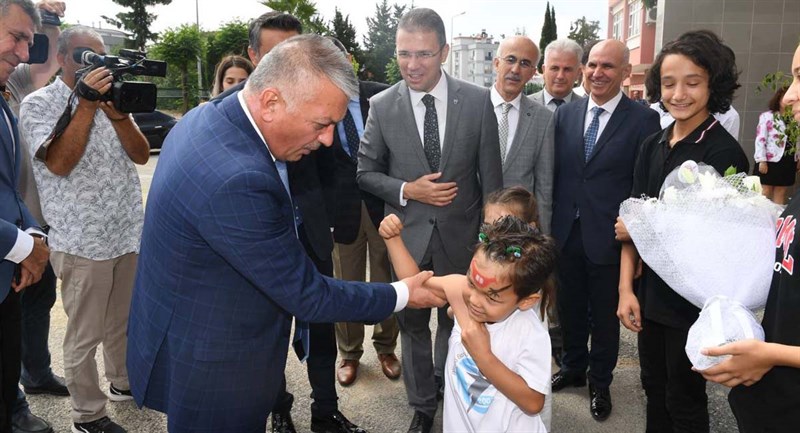 Vali Yazıcı Öğrencilere Gençlerle Başbaşa Kitabını Hediye Etti 02