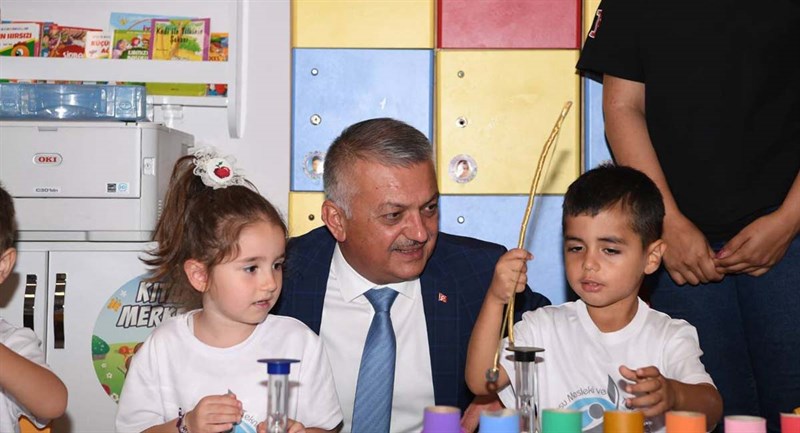Vali Yazıcı Öğrencilere Gençlerle Başbaşa Kitabını Hediye Etti 03