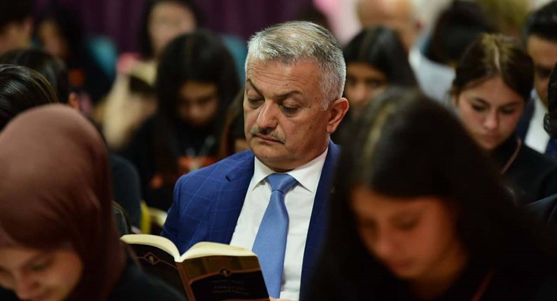 Vali Yazıcı Öğrencilere Gençlerle Başbaşa Kitabını Hediye Etti 04