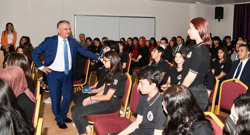 Vali Yazıcı Öğrencilere Gençlerle Başbaşa Kitabını Hediye Etti 05