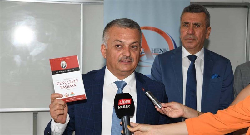 Vali Yazıcı Öğrencilere Gençlerle Başbaşa Kitabını Hediye Etti 06