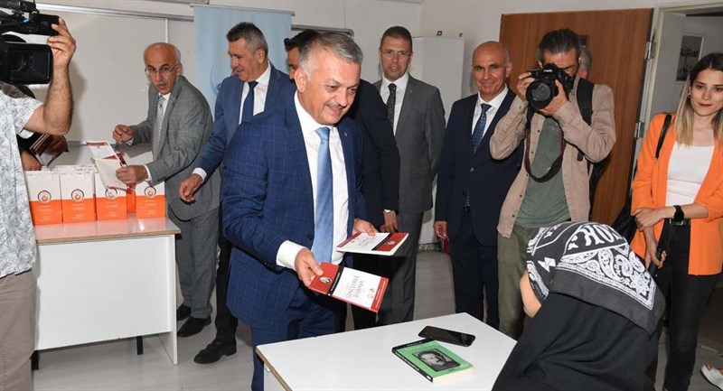 Vali Yazıcı Öğrencilere Gençlerle Başbaşa Kitabını Hediye Etti 07