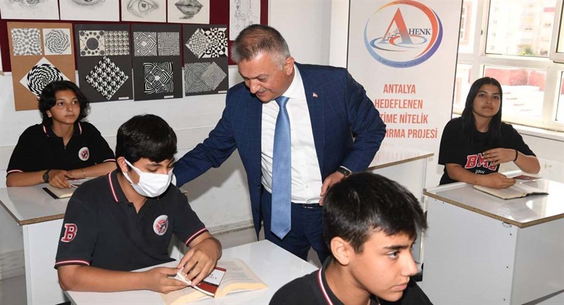 Vali Yazıcı Öğrencilere Gençlerle Başbaşa Kitabını Hediye Etti 08