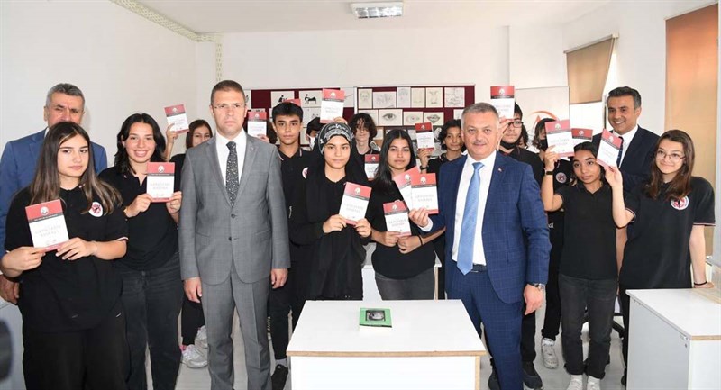 Vali Yazıcı Öğrencilere Gençlerle Başbaşa Kitabını Hediye Etti 09