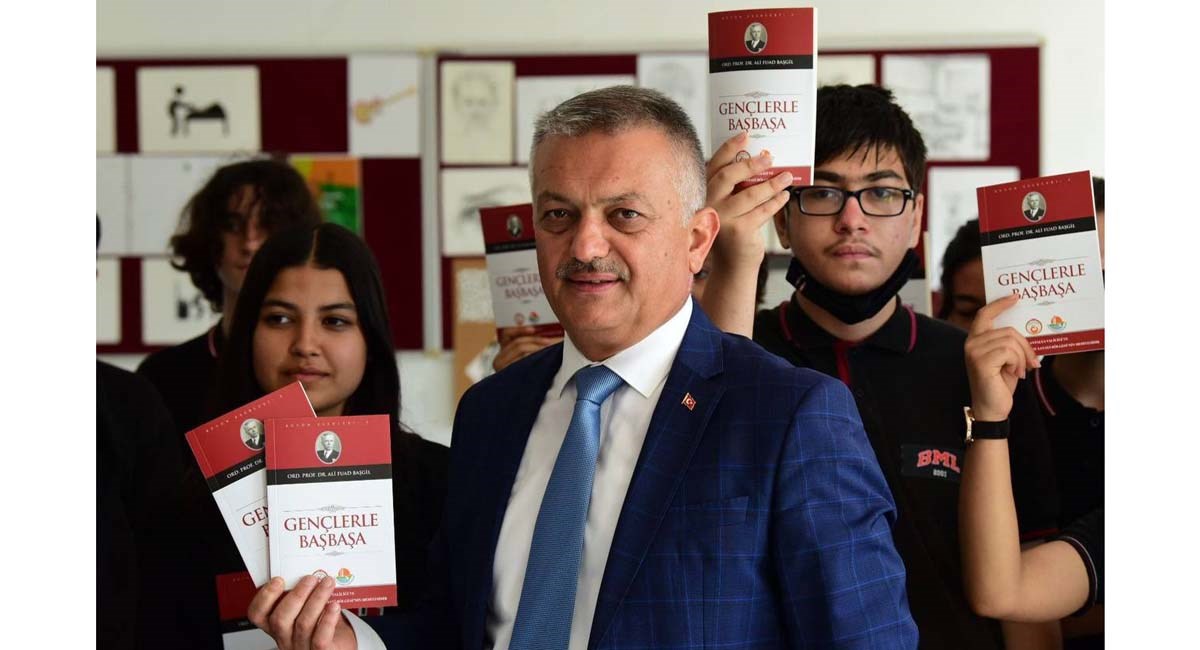 Vali Yazıcı Öğrencilere Gençlerle Başbaşa Kitabını Hediye Etti 10
