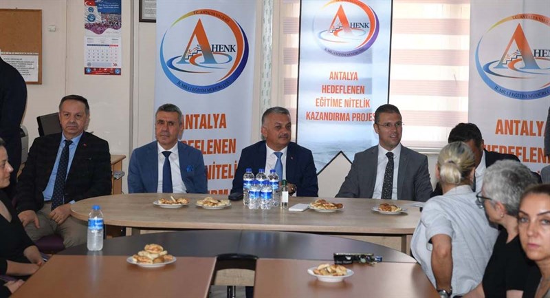 Vali Yazıcı Öğrencilere Gençlerle Başbaşa Kitabını Hediye Etti 11