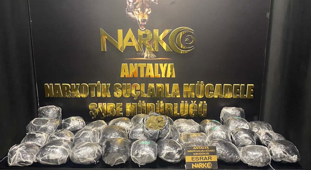 Şüpheli Araçta 12 Kilo Esrar Ele Geçirildi 01