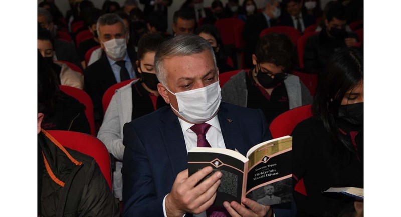 Vali Yazıcı Öğretmenlere Kitap Hediye Etti 01