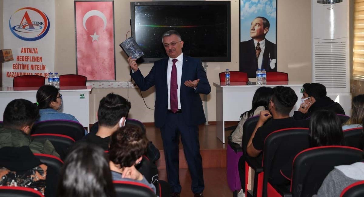 Vali Yazıcı Öğretmenlere Kitap Hediye Etti 02