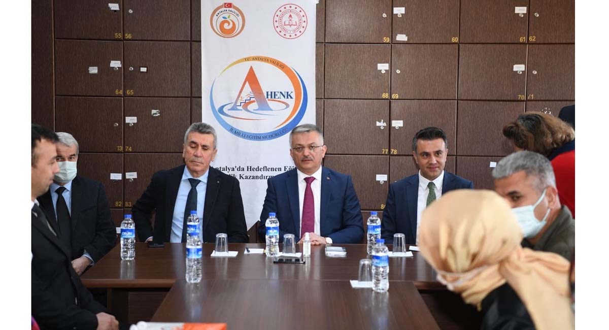 Vali Yazıcı Öğretmenlere Kitap Hediye Etti 03