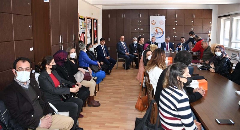 Vali Yazıcı Öğretmenlere Kitap Hediye Etti 04
