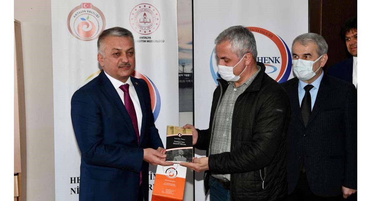 Vali Yazıcı Öğretmenlere Kitap Hediye Etti 06