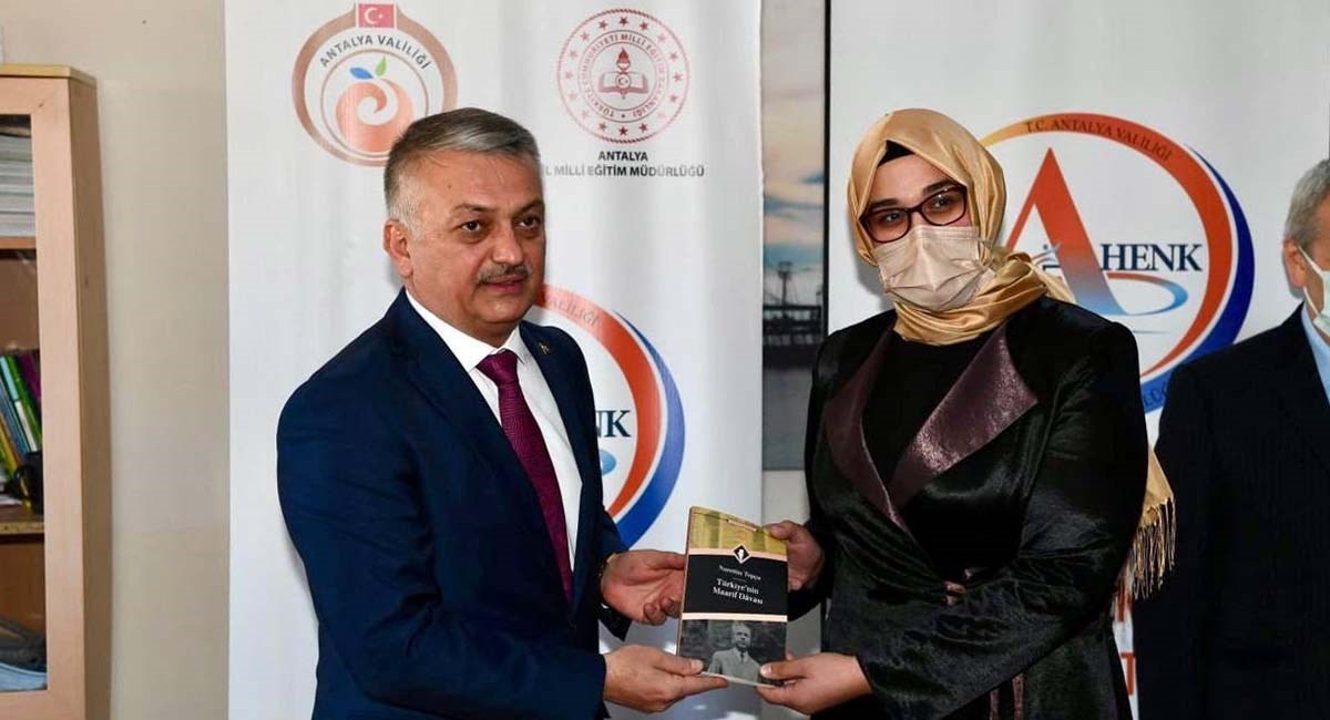 Vali Yazıcı Öğretmenlere Kitap Hediye Etti 07