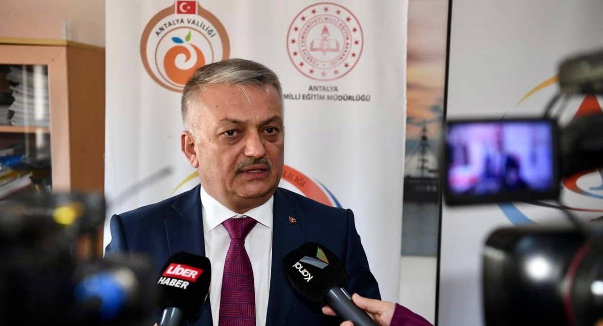 Vali Yazıcı Öğretmenlere Kitap Hediye Etti 08