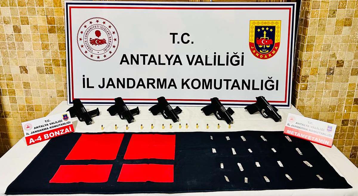 Jandarma Düzenlediği Başarılı Operasyonla Uyuşturucu Tacirlerini Yakaladı 01