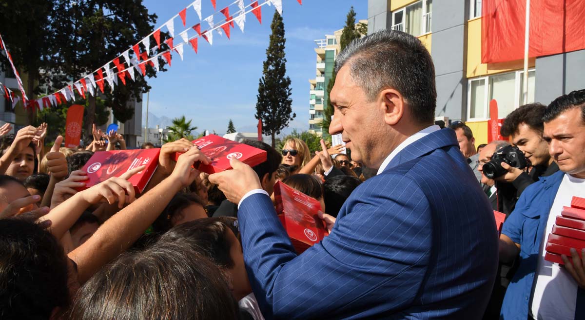 Vali Şahin Öğrencilere Bayrak Hediye Etti 06