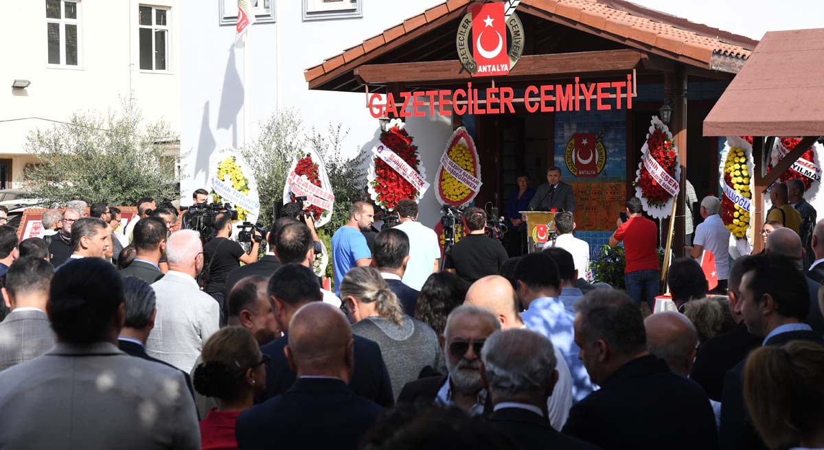 Basın Tarihine Işık Tutan Galeri Antalyada Açıldı 03
