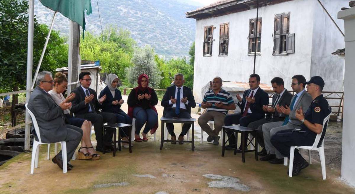 Büyük Türk Milleti Daima Şehit Ailelerimizin Yanındadır 01