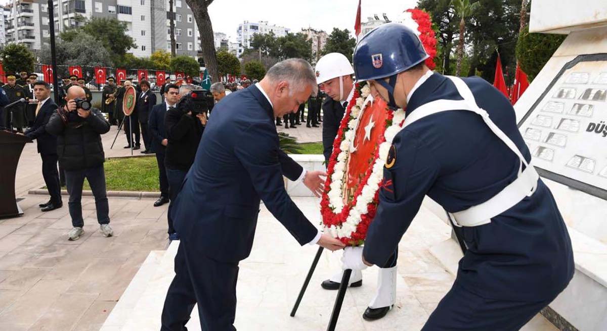 Yüce Türk Milleti Size Minettar 01
