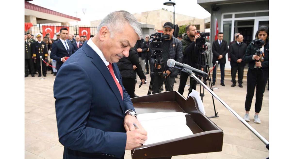 Yüce Türk Milleti Size Minettar 03