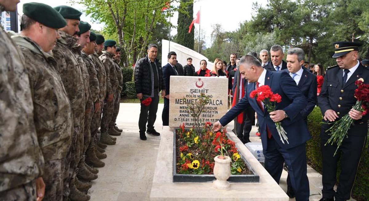 Yüce Türk Milleti Size Minettar 06