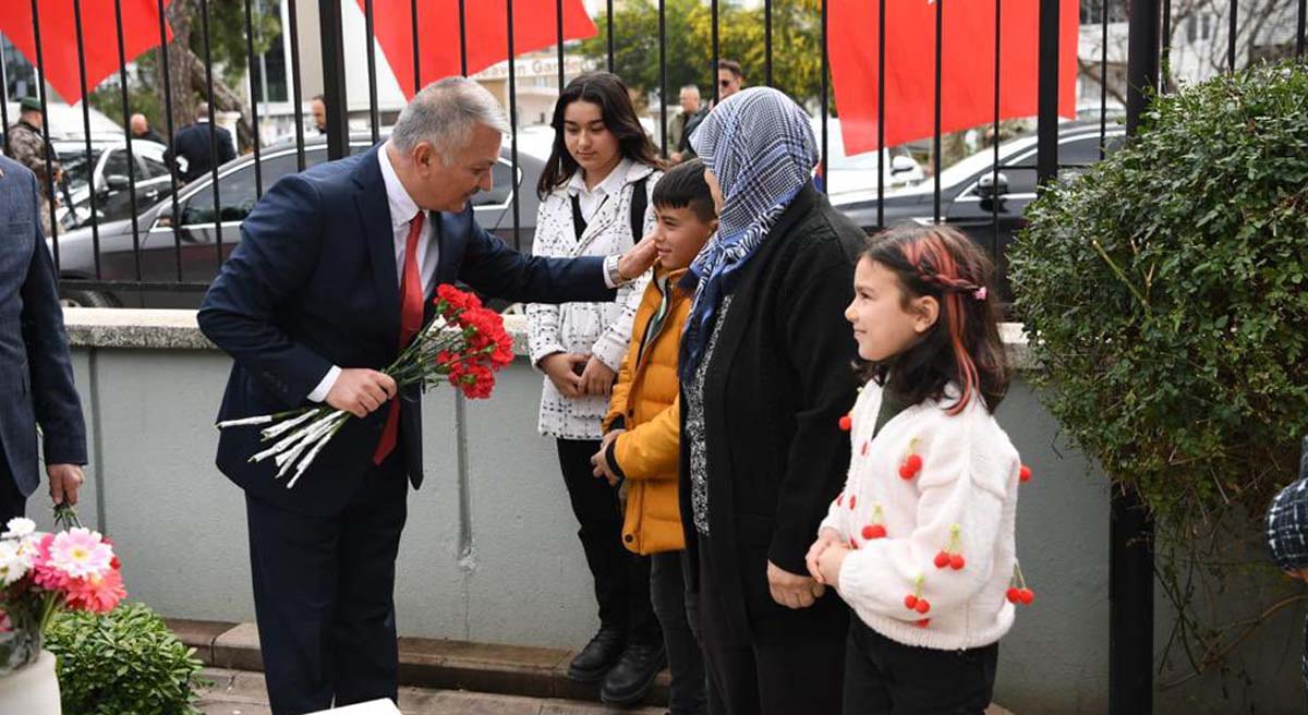 Yüce Türk Milleti Size Minettar 09
